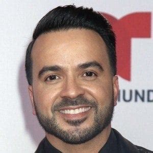 How old is luis fonsi