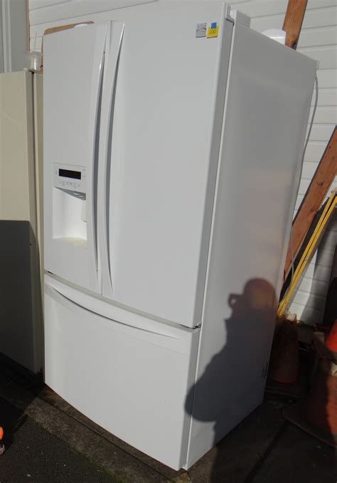 To identify who made your Kenmore refrigerator, check the model number. The first three numbers, followed by a dot, tell you the manufacturer. Kenmore 106 or Kenmore Refrigerator Model 795 likely means Whirlpool or LG crafted your fridge. A prefix of 363 in the model number indicates a General Electric build.. 