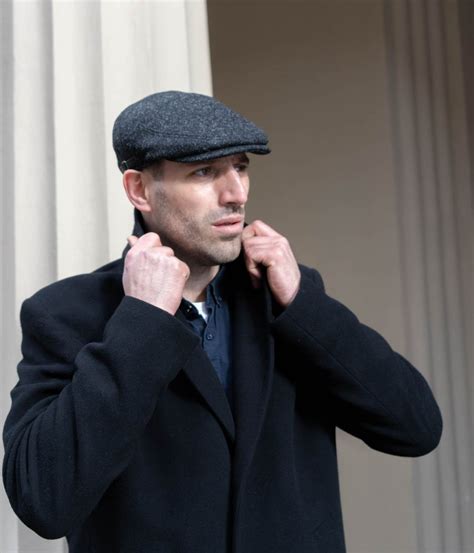 How should a flat cap fit