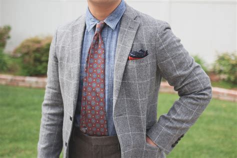 How should a tie look