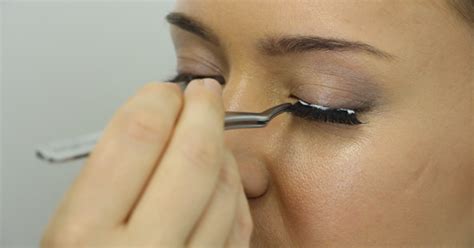 How should false eyelashes fit