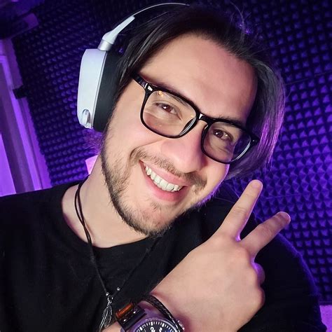 Mully aka Mullen Slays is a popular Australian VR gaming YouTuber & tiktok star known for uploading funny & entertainment gaming videos.He has able to gain over 4 million subscribers. and 330 million total channel views.. Read more to know about his age, wiki, height, weight, funny moments, real name, net worth, family, biography & more.