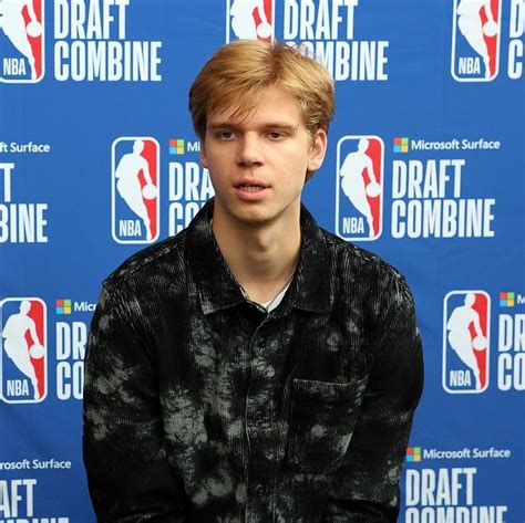 How tall is gradey d. Watch as the Toronto Raptors unveil their top pick of the 2023 NBA Draft, Gradey Dick, a 6-foot-7 shooting guard from the University of Kansas. Dick was the 13th overall pick in the draft. Dick ... 