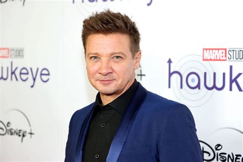 How tall is hawkeye actor
