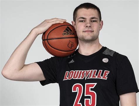 Alexandria, Virginia native, Hunter Dickinson was born on 25th November 2000, under the star sign Sagittarius. He holds an American nationality and is of white ethnic background. Further, the twenty years old has a gigantic height of 7 ft 2 in (2.18 m) and weighs 255 lb (116 kg).. 