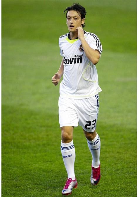 How tall is mesut ozil