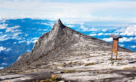 How tall is mount kinabalu