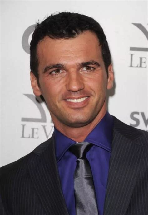 How tall is tony dovolani
