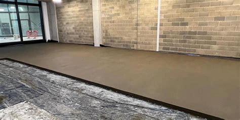 How thick should screed be