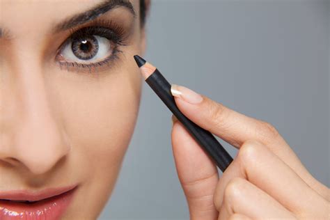 How to Apply Pencil Eyeliner: Step-by-Step Guide - Ipsy