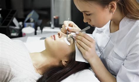 How to Become an Eyelash Extensions Technician