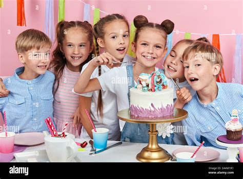 How to Host a Birthday Cake Cutting Ceremony - Kid