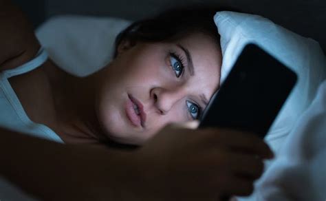 How to Keep Social Media From Ruining Your Sleep - Saatva