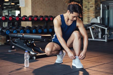 How to Lift Weights Safely and Prevent Injury