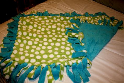 How to Make Tie Fleece Blankets 29 Tutorials Guide Patterns