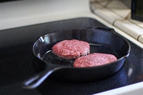 How to Pan Fry Burgers on a Grill Pan eHow