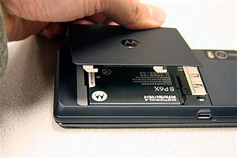 How to Remove Motorola Droid 2 Back Cover