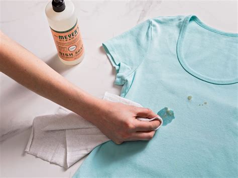 How to Remove Oil Stains From Clothes Using Simple …