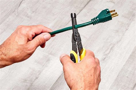 How to Replace a Female Plug on a Extension Cord