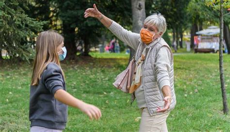 How to Safely Host a Family Reunion Amid COVID Concerns