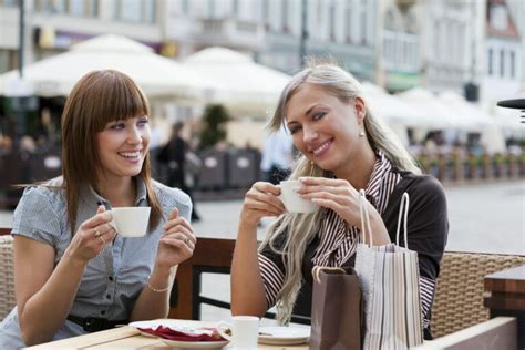 How to Stop Expensive Friends Pushing You Into Debt