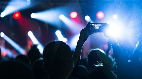 How to Take Great Pictures at a Concert With Your Smartphone: 10 Tips - MUO