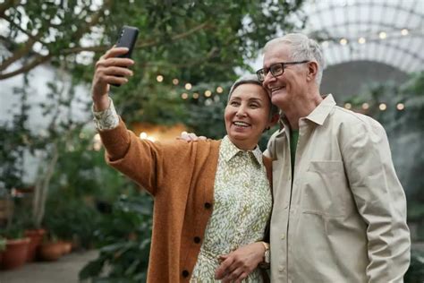 How to Take a Good Selfie Over 50 - Groenerekenkamer