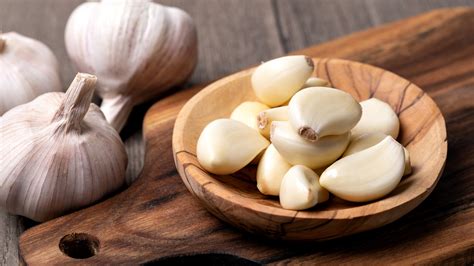 How to Use Garlic Cloves & Garlic Olive Oil for Ear Infections