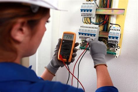 How to Use a Multimeter to Test Voltage of Live Wires: The ...