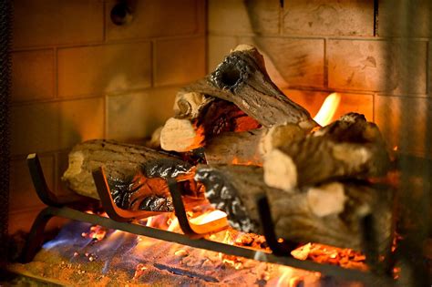 How to arrange logs in fireplace