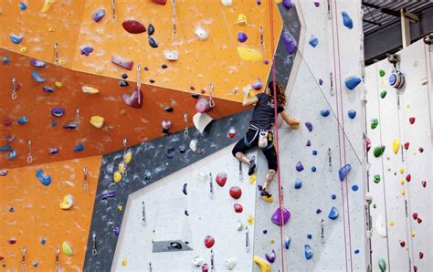 How to become a stronger climber? Do more bouldering!