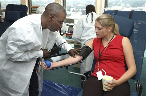 How to become a traveling phlebotomist. You’ll get to travel. Many people stare at the same four walls every day at their place of work. As a mobile phlebotomist, you’ll get to see different places and different people every day, keeping you stimulated. You can even search for phlebotomy roles overseas. You’re making a difference in the medical industry. 