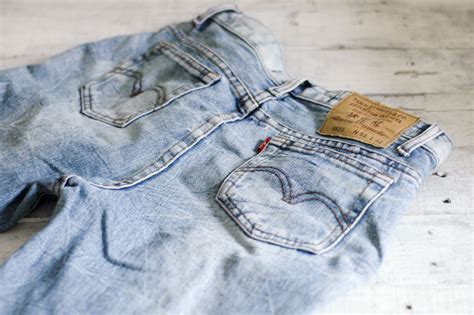 How to bleach jeans. Borax. Borax, a naturally occurring mineral, is a chlorine bleach alternative that assists in removing stains and cuts through dulling residue. To put this tip into motion, add a half cup of ... 