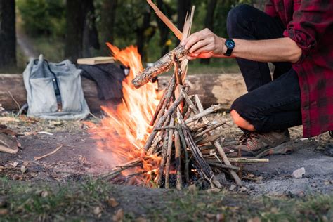 How to build a campfire. Different camping situations call for different solutions, and this holds particularly true when building a campfire. Whether you’re dealing with wet wood and strong winds or you want to cook food efficiently, there are many ways to build a campfire. Here are six of our favorite fire-building hacks: 1. Lean-To Fire: Good for Strong Winds 