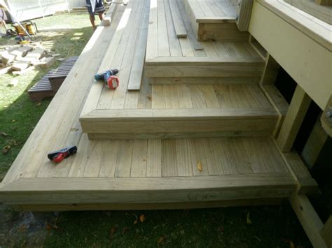 How to build cascading stairs for deck. Number of Steps. You set how many steps (risers) the stair will have. By changing the number of steps this will change the step heights. Stair Angle Details. Stair angle. Single step run. Stair total run (the total bottom run of the common stringer. Changing any one of these will change the angle of your stair. Stringer details. 