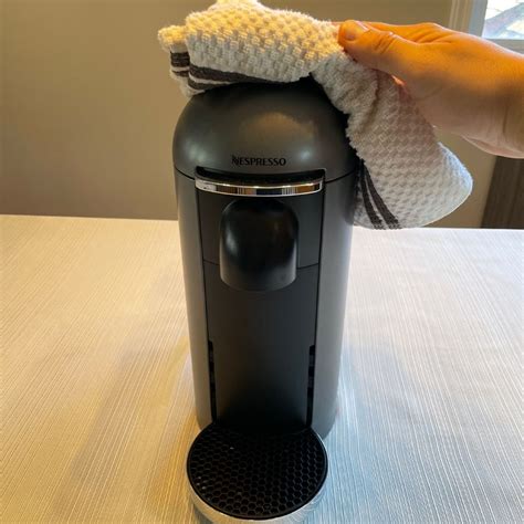 How to clean nespresso. A: To fill the water tank when descaling your Nespresso Vertuo machine, follow these steps: Make sure the machine is turned off. Open the lever and insert a capsule container. Close the machine. Fill the water tank with a mixture of water and vinegar. Turn on the machine. 