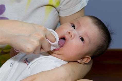 How to clean the tongue of newborn. Cleaning the eyes of babies is as simple as it is important. The eyes of the little ones, in fact, are particularly delicate and can easily become inflamed. Here are some tips for the daily cleansing of the eyes of your baby. In this article. how to clean the eyes of the newborn; conjunctivitis in the newborn; stenosis of the tear duct 