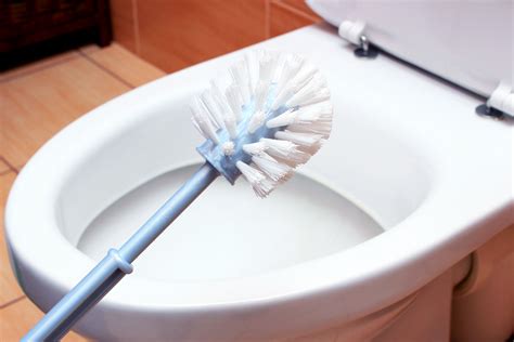 How to clean toilet brush. A. The best way to clean a toilet brush and holder is to first rinse off any excess debris. Then, soak the brush and holder in a mixture of hot water and disinfectant for about 10-15 minutes. After soaking, scrub the brush and holder with a toilet bowl cleaner or disinfectant, and rinse thoroughly with hot water. 