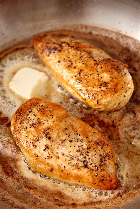 How to cook chicken breast in a pan. Place the breasts in the pan and transfer to the preheated oven. Bake the chicken breasts for 10 to 25 minutes, depending on the size of the chicken breasts: 5 oz (10 to 13 minutes), 7 oz (14 to 18 minutes), 10 oz (19 to 24 minutes) and 12 oz (22 to 25 minutes). Make sure to flip each breast halfway through their cooking time. 