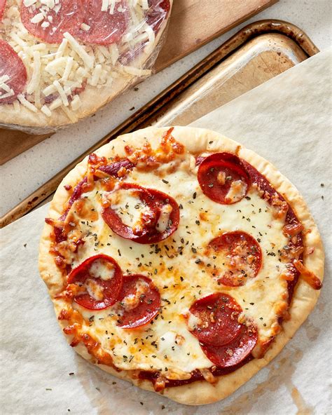 How to cook frozen pizza. To cook frozen clams, thaw the clams in the refrigerator, scrub the shells and wash the clam meat under cool water. Steam or use the clams in recipes such as chowders, soups and pa... 
