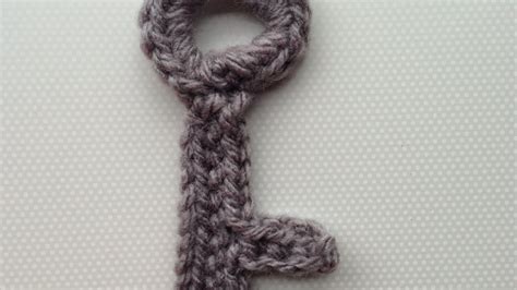 How to crochet a simple key DIY Guidecentral YouTube