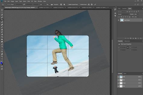 How to crop a photo in photoshop. 