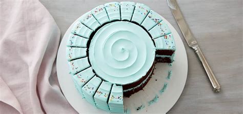How to cut a round cake. Place it on a wire rack and allow it to cool for around two to three hours. You can also speed up the cooling process by pointing a fan at your cake. You can also wrap it tightly in plastic wrap and place it in the fridge (one hour) or freezer (30 minutes). 2. Cut the Dome off of the Cake. 