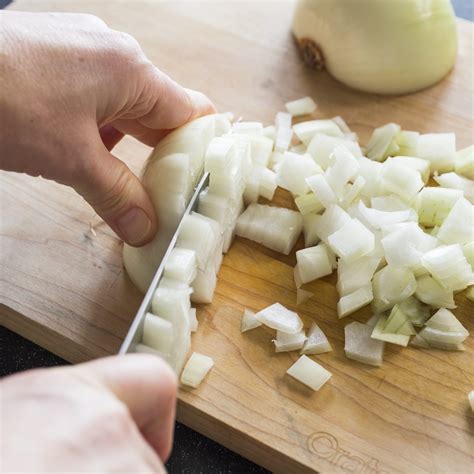 How to cut an onion. Cut off one end of the onion and peel it so that the edible layer is exposed. 2. Cut the onion in half so that the uncut end from before is divided in two, then slice the onion the long way. 3. Finally, cut across the slices so that. – a sharp knife – a cutting board – a bowl or plate to catch the onion slices – oil for frying. 