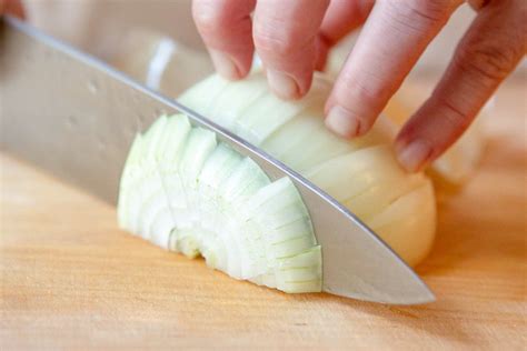 How to cut onion. Next, cut off the top and bottom of the onion. This will create a flat surface for the onion to stand on while you are cutting it. Cut the onion in half from top to bottom, and then peel off the skin. Step 3: Cutting the Onion. There are several different ways to cut an onion, but the most common method is to slice it. 