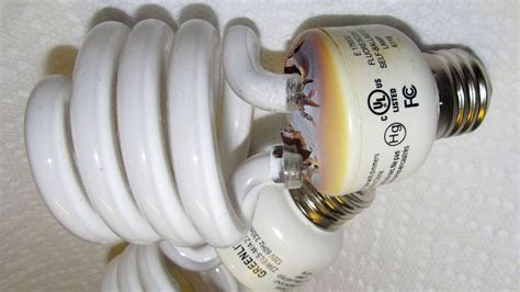 How to dispose light bulbs. An incandescent light bulb is made out of glass and metal. It is filled with an inert gas such as argon. This gas helps to slow down the deterioration of the metal filament. Filame... 