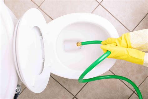 How to drain toilet bowl. Soak paper towels in vinegar and stick them to the stains for 4 hours. Mix baking soda and water until it forms a thick paste. Take off the paper towels, rub the paste into the stained areas with a cloth, then wait 5-10 minutes. Spray the bowl down with vinegar to rinse it off. 