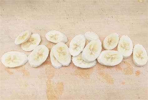 How to dry bananas in microwave