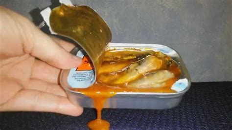 How to eat sardines in hot sauce