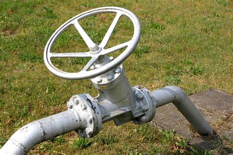 How to find water shut off valve. Turning the valve in the opposite direction will open the gate and allow the water to flow freely. Ball valves are the preferred type of valve for home use because … 